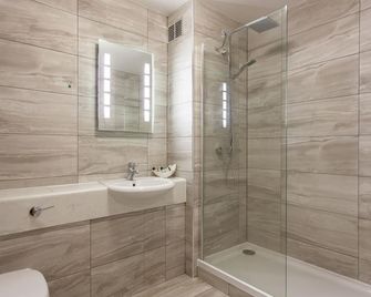 Hotel Jerbourg - Saint Peter Port - Bathroom