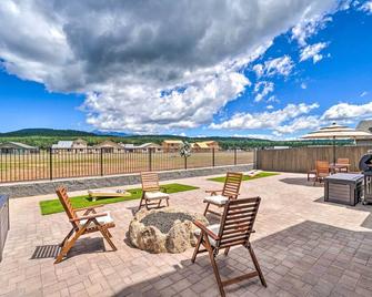 Spacious Bellemont Cabin w/ Jacuzzi + Mtn View! - Bellemont - Patio