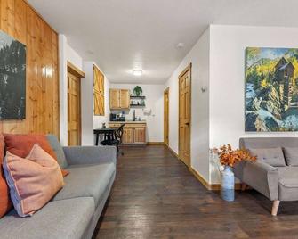 Cabin16 - King Bed, Kitchenette & Bath - Estes Park - Living room