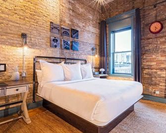 Hip Urban Loft - Small Town Charm - 124 Lofts #4 - West Dundee - Bedroom