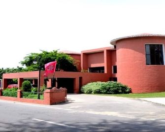 Hermitage Huts - Faridabad - Budova