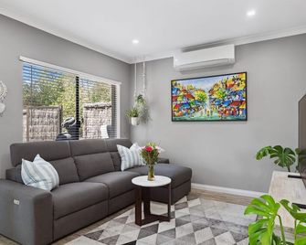 Tranquil Gumnut Cottage - Close to Airport - Perth - Living room