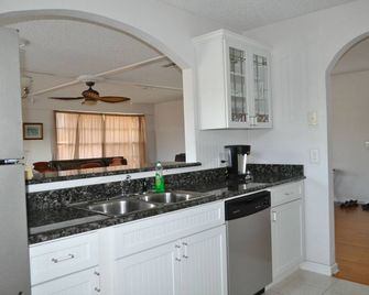 Gulf Access Waterfront Fully Furnished Home With Dock - Hudson - Kitchen