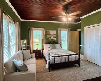 Charming, historic, 4-bedroom lake house w/Hot tub just steps away from lake! - Kuttawa - Slaapkamer