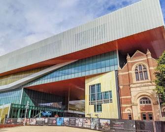 Fully Renovated 1Bdr Apt in Northbridge - Perth - Building