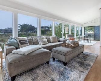 Pajaro Dunes Resort: Family Beach House Sleeps 13! Great Family Home with 4+ Bd: - Watsonville - Living room