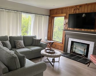 Updated '50's Cottage 5 mins to the beach with indoor and outdoor entertainment! - Вестерлі - Вітальня