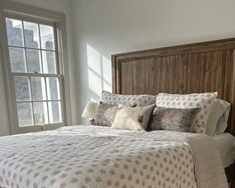 Newly renovated historic home on the Deerfield River. Sleeps 10. - Charlemont - Schlafzimmer