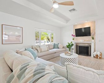Latitude Adjustment Ami Home - Bradenton Beach - Вітальня