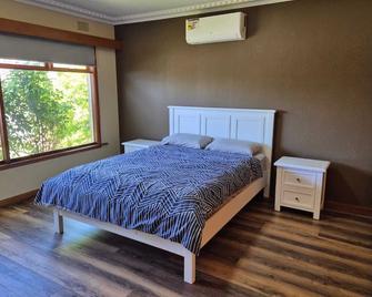 Your Cozy Home Away from Home - Ballarat - Bedroom