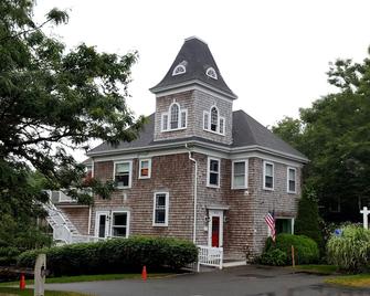 Location Location! Perfect 2-Bedroom Condo On Main Street In Chatham - Chatham - Building