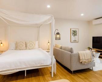 DejaBlue ~ Adorable Kingscliff Studio for 2 - Tweed Heads - Kamar Tidur