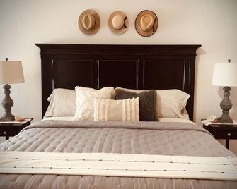 Cozy Getaway on a quiet road,10 minutes to Walnutcreek and Berlin! #hottub - Dundee - Bedroom