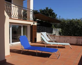 Studio in bright villa. 650 meters from the sea - Diano Marina - Balcone