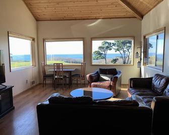 All Sunsets & Surf 4 bedrooms - Bandon - Living room