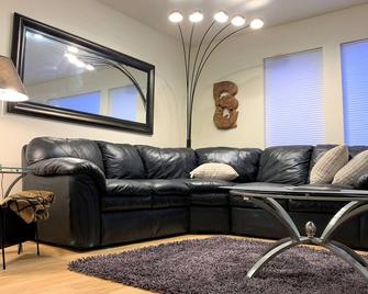 Modern Downtown Townhouse With A View - Juneau - Living room