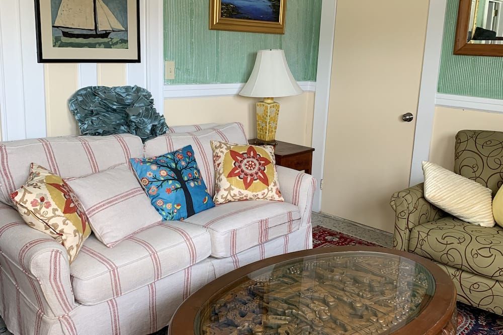 Right in town! walk to coffee shops, restaurants and much more!