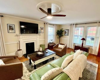 Charming Carolina Cottage in Downtown Mocksville - Mocksville - Living room