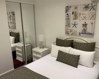 Ensenada Motor Inn and Suites - Glenelg - Bedroom