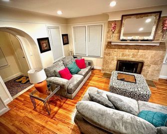 Stylish Detroit 3 bedroom 4 bed office bar - Detroit - Sala de estar