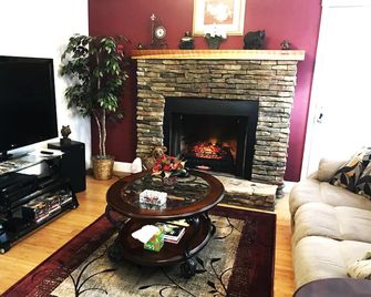 Beautiful Cabin only 3-Minutes to Downtown Helen! Close-Up Mountain Views! - Helen - Obývací pokoj
