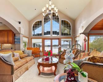 Elephant Home/Private HUGE Lakefront home, Waterslide/boating/kayaking/fishing. - 스파나웨이 - 거실