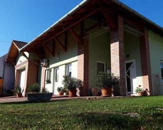 Katica Vendégház - Békéscsaba - Building
