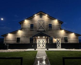 Barndominium with New indoor Gym located 8 miles from North shore of Bear Lake. - Montpelier - Edificio