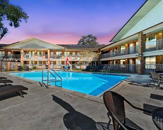 Ramada by Wyndham Temple Terrace/Tampa North - Tampa - Pool