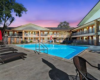 Ramada by Wyndham Temple Terrace/Tampa North - Tampa - Pool