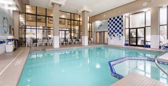 Comfort Inn & Suites - Johnstown - Pool