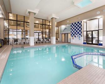 Comfort Inn & Suites - Johnstown - Pool