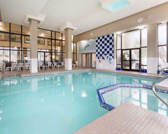 Comfort Inn & Suites Johnstown - Richland Town Center - Johnstown - Piscina