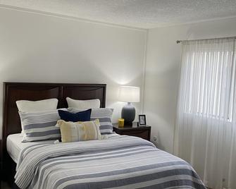 Quiet Modern Stay in Anaheim! Close to Disneyland and Knotts! - Anaheim - Habitación