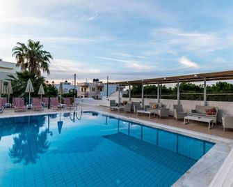 Newcastle Studios - Mália - Piscina