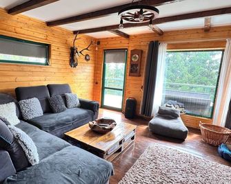 “A cozy rustic cabin with modern touches and beautiful views, the perfect escape - Muntele Băișorii - Sala de estar