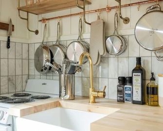 Brand New Cottage with Deck & Pergola - Fully Registered & Licensed - Burlington - Cuisine