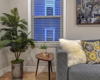 Cozy Downtown 1BR w/ Parking - Princeton - Soggiorno