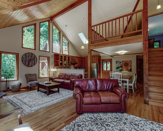 Cozy Cabin Nestled on 2.5 Acres of Pristine Redwood Forest Hot Tub Fire Pit! - Eureka - Sala de estar