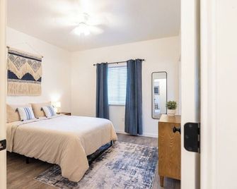 Centrally-located two bedroom, two bathroom townhome with washer and dryer in a quiet neighborhood - Kalispell - Bedroom