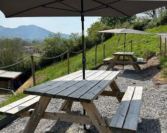 Serenite Basque - Gîtes & Spa Privatif - Vue Sur Montagne - Ainhoa - Patio