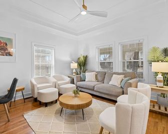 Timeless Charm: Top-Rated Home, 6 Minutes To Downtown & Broadway - ناشفيل (تينيسي) - غرفة معيشة