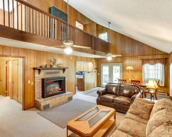 Cozy Oklahoma Retreat with Patio, Fire Pit and Grill! - Davis - Sala de estar