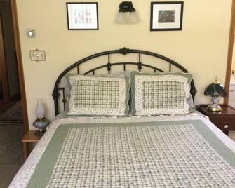 Cozy bungalow in the forest on the Bruce Peninsula. Pet friendly - Lion's Head - Bedroom