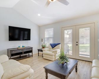 Dog-Friendly Home in The Woodlands with Fenced Yard! - The Woodlands - Living room