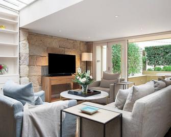 Elegant Paddington Sandstone Cottage with Parking - Sydney - Living room