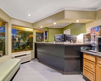 Super 8 by Wyndham Santa Cruz Beach - Santa Cruz - Front desk