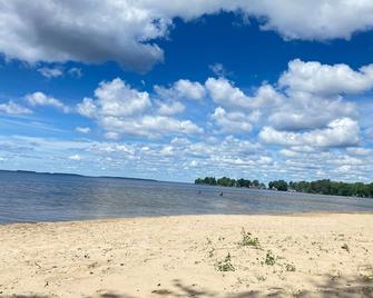 Sunset Lakefront Paradise, 2 bedrooms w/balcony - North Bay - Beach
