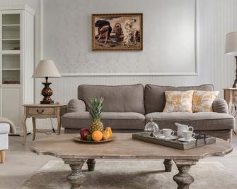 Chestnut & Eliza Suites - Superior Homes Downtown - Budapest - Living room