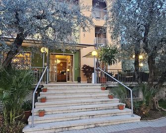 Hotel Garden - טורי דל בנאקו - בניין